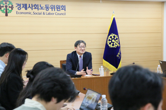 기자간담회 진행하는 권기섭 경사노위 위원장 [연합뉴스]